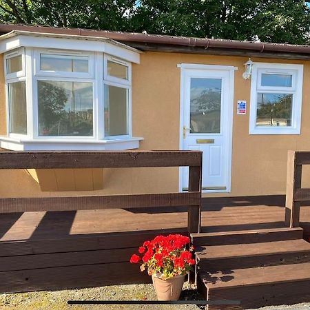 One-Bedroom Chalet Bungalow Uddingston Glasgow Esterno foto