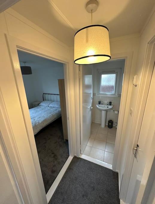 One-Bedroom Chalet Bungalow Uddingston Glasgow Esterno foto