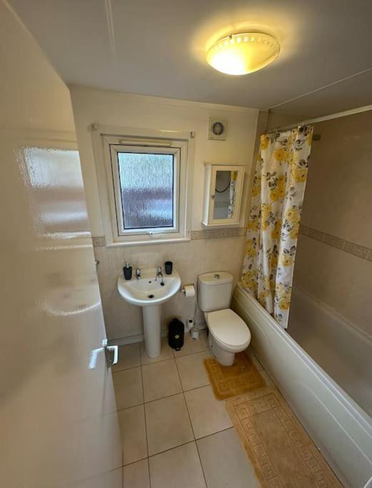 One-Bedroom Chalet Bungalow Uddingston Glasgow Esterno foto