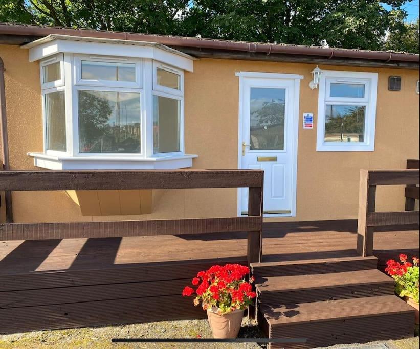 One-Bedroom Chalet Bungalow Uddingston Glasgow Esterno foto